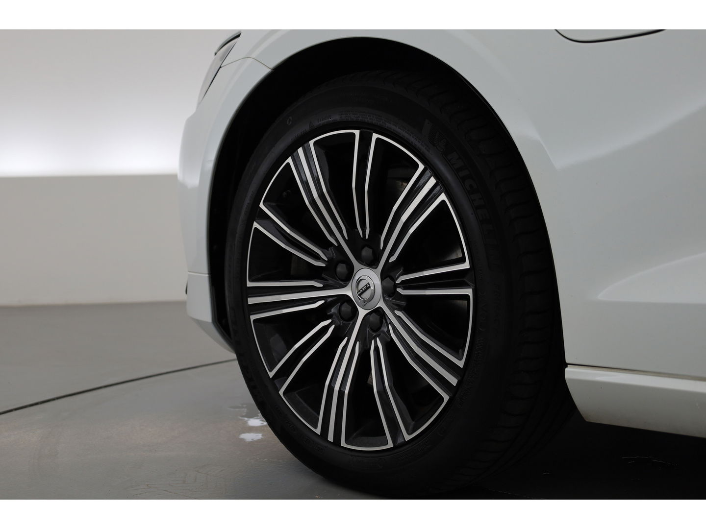 Volvo V60 2.0 T8 Recharge AWD R-Design | Pano | H&K | 360 Cam | Trekhaak | ACC | Stoel- Stuurverw. |