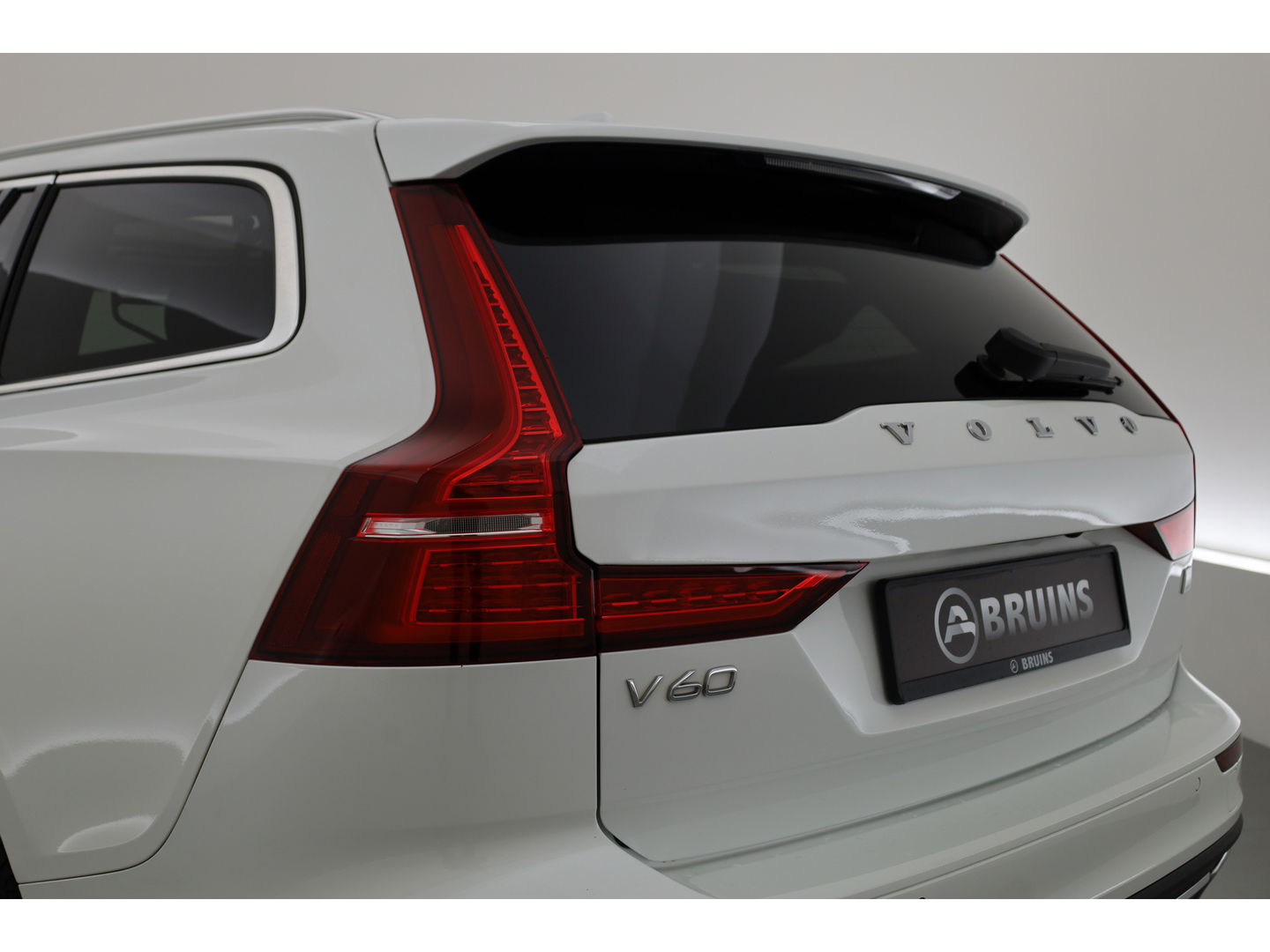Volvo V60 2.0 T8 Recharge AWD R-Design | Pano | H&K | 360 Cam | Trekhaak | ACC | Stoel- Stuurverw. |