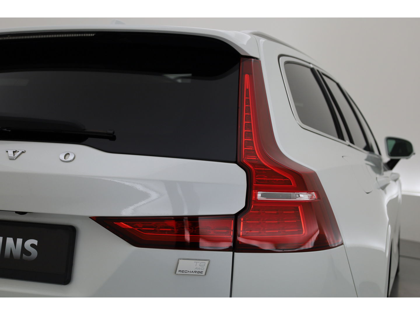 Volvo V60 2.0 T8 Recharge AWD R-Design | Pano | H&K | 360 Cam | Trekhaak | ACC | Stoel- Stuurverw. |