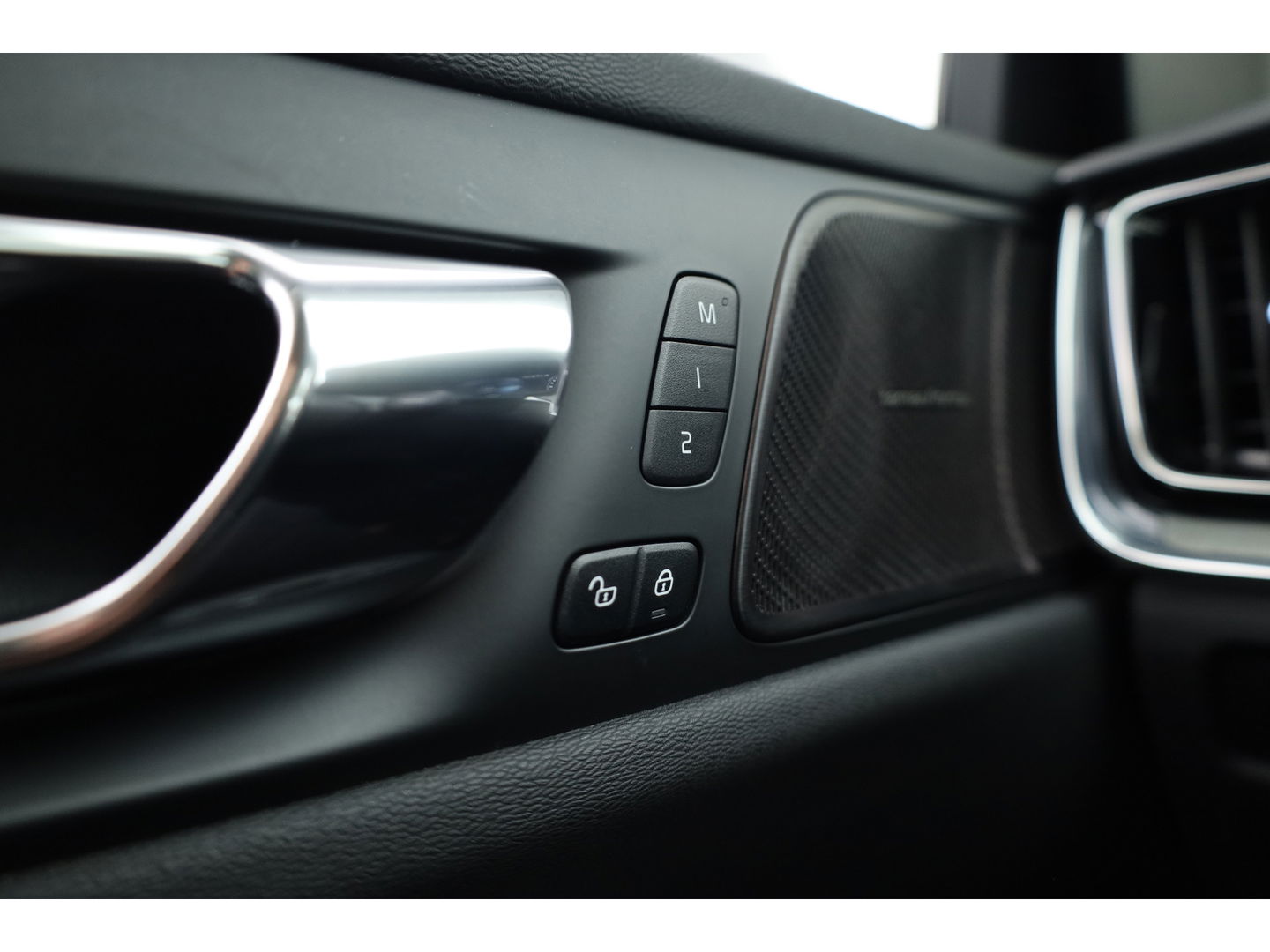 Volvo V60 2.0 T8 Recharge AWD R-Design | Pano | H&K | 360 Cam | Trekhaak | ACC | Stoel- Stuurverw. |