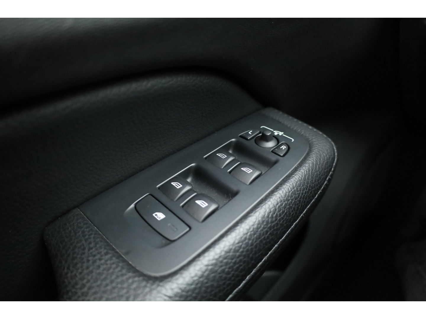 Volvo V60 2.0 T8 Recharge AWD R-Design | Pano | H&K | 360 Cam | Trekhaak | ACC | Stoel- Stuurverw. |