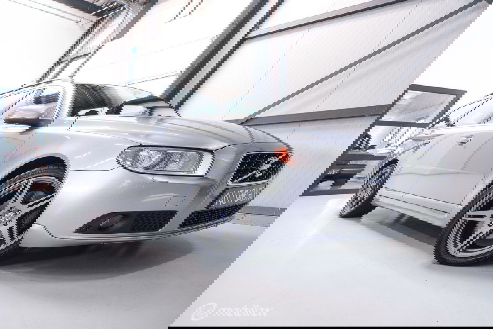 Volvo V70 2.0 D4 Summum | 5 cilinder | Automaat | Trekhaak | Leder | Bluetooth | xenon |
