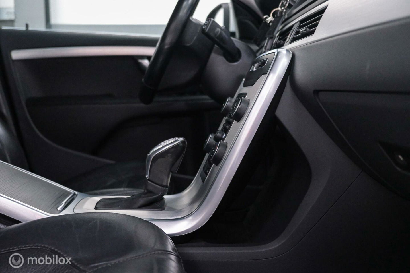 Volvo V70 2.0 D4 Summum | 5 cilinder | Automaat | Trekhaak | Leder | Bluetooth | xenon |
