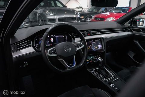 Volkswagen Passat Variant 1.4 TSI PHEV GTE | Pano | IQ LED | ERGO | Adaptive | Trekhaak | Leder alcantara | DAB | Digidash | Camera | Rijklaarprij