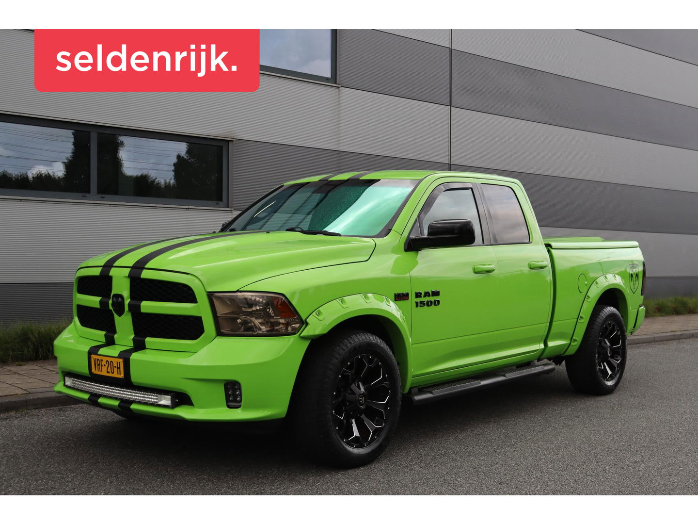 Dodge Ram 1500 5.7 V8 4x4 Quad Cab Sport | Leder | Camera | Trekhaak | 20'' | Airco | Cruise control | LPG 122 liter | LED verstraler | Bluetooth | Side-Bars