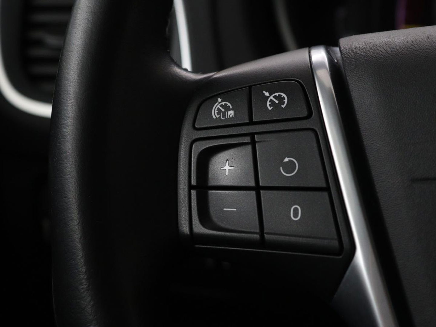 Volvo V40 2.0 T2 Momentum | Navigatie | Parkeerhulp | Climate control | Bluetooth | Cruise control
