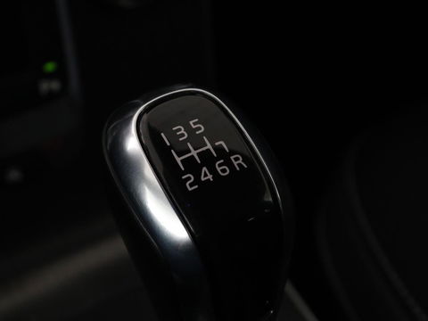 Volvo V40 2.0 T2 Momentum | Navigatie | Parkeerhulp | Climate control | Bluetooth | Cruise control