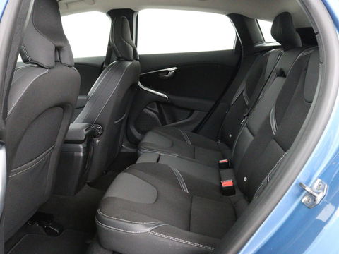 Volvo V40 2.0 T2 Momentum | Navigatie | Parkeerhulp | Climate control | Bluetooth | Cruise control