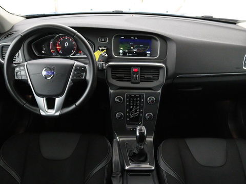 Volvo V40 2.0 T2 Momentum | Navigatie | Parkeerhulp | Climate control | Bluetooth | Cruise control