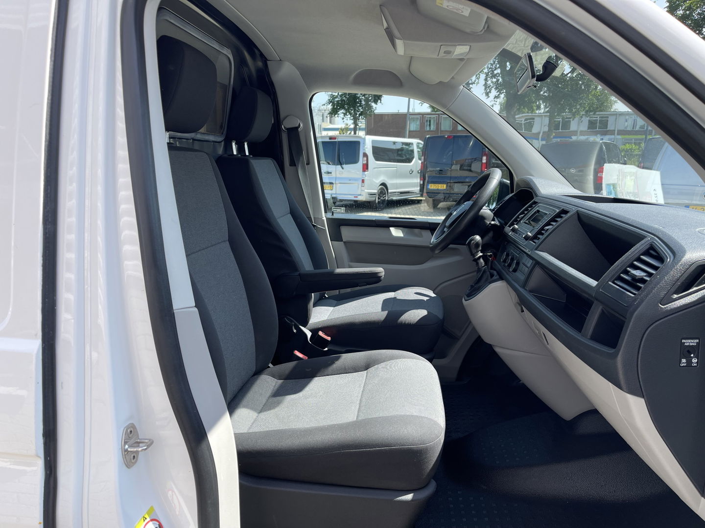 Volkswagen Transporter 2.0 TDI 102pk L2H1 Trendline / vaste prijs rijklaar € 13.950 ex btw / lease vanaf € 316 / euro 6 diesel / bpm vrij / airco / imperial / trekhaak 2200 kg !