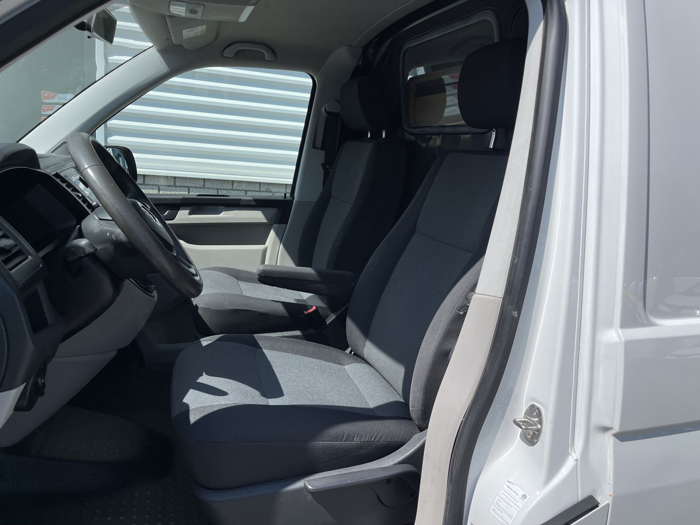 Volkswagen Transporter 2.0 TDI 102pk L2H1 Trendline / vaste prijs rijklaar € 13.950 ex btw / lease vanaf € 316 / euro 6 diesel / bpm vrij / airco / imperial / trekhaak 2200 kg !