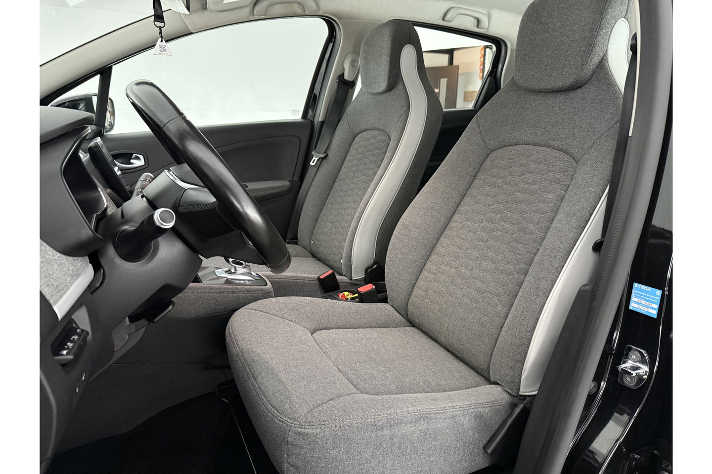 Renault ZOE R110 Life 52 kWh Huur Accu | Elektrisch | Airco LED Camera Carplay Cruise 16"LMV Parkeersensoren