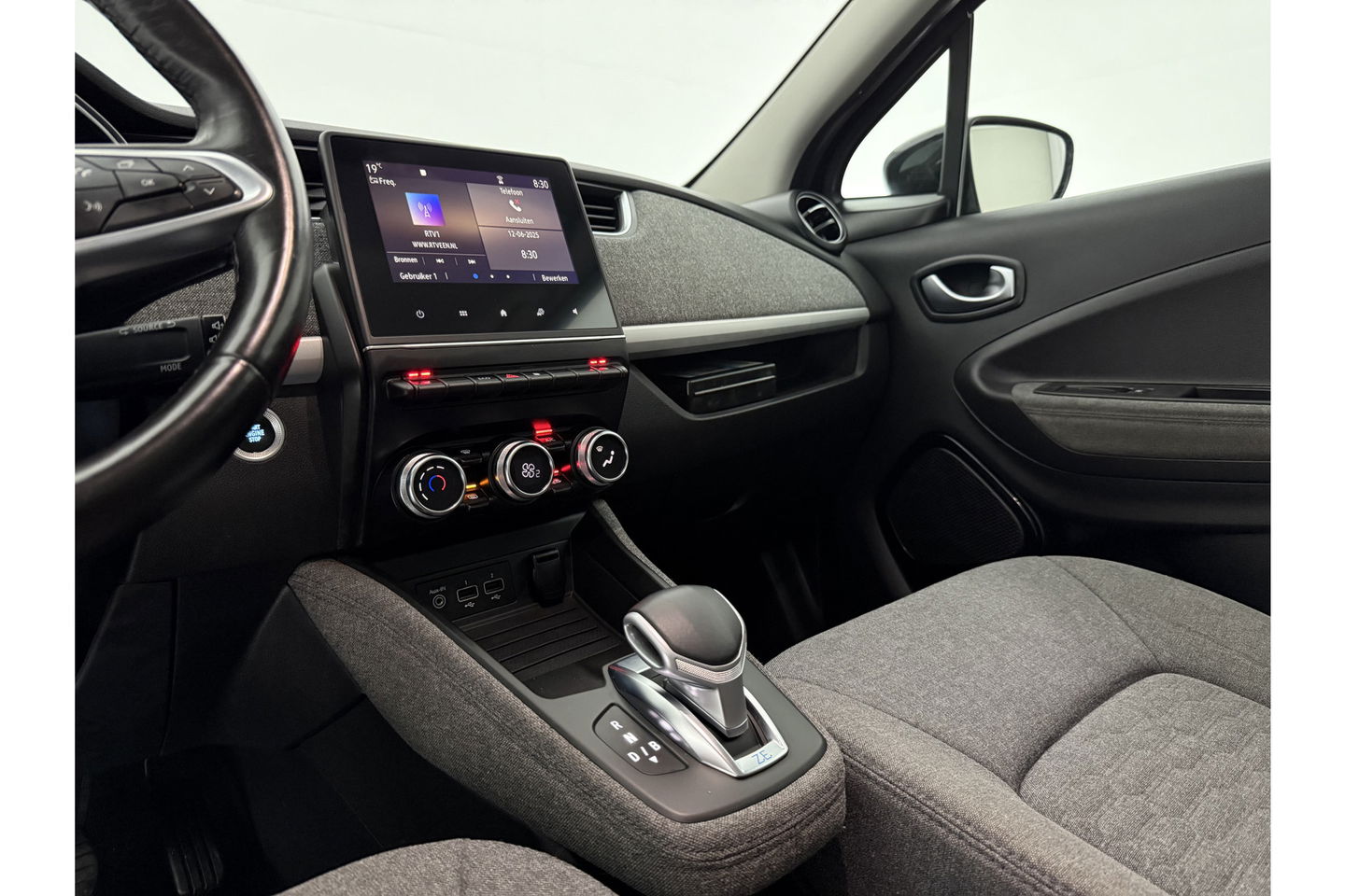 Renault ZOE R110 Life 52 kWh Huur Accu | Elektrisch | Airco LED Camera Carplay Cruise 16"LMV Parkeersensoren