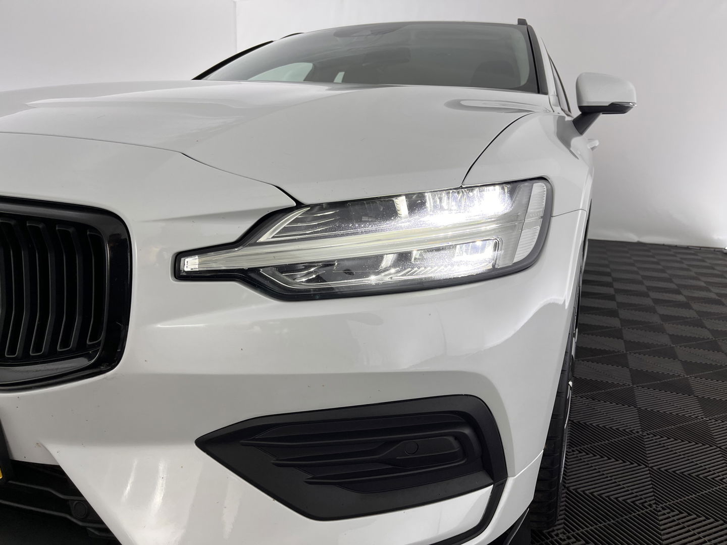 Volvo V60 2.0 D4 Momentum Maxton-Design *FULL-LED | LEATHER-MICROFIBRE | DIGI-COCKPIT | NAVI-FULLMAP | HEATED-COMFORTSEATS | ECC | PDC | CRUISE | LANE-ASSIST | CARPLAY | 20''ALU *
