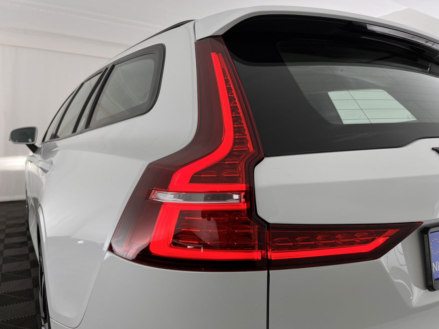 Volvo V60 2.0 D4 Momentum Maxton-Design *FULL-LED | LEATHER-MICROFIBRE | DIGI-COCKPIT | NAVI-FULLMAP | HEATED-COMFORTSEATS | ECC | PDC | CRUISE | LANE-ASSIST | CARPLAY | 20''ALU *
