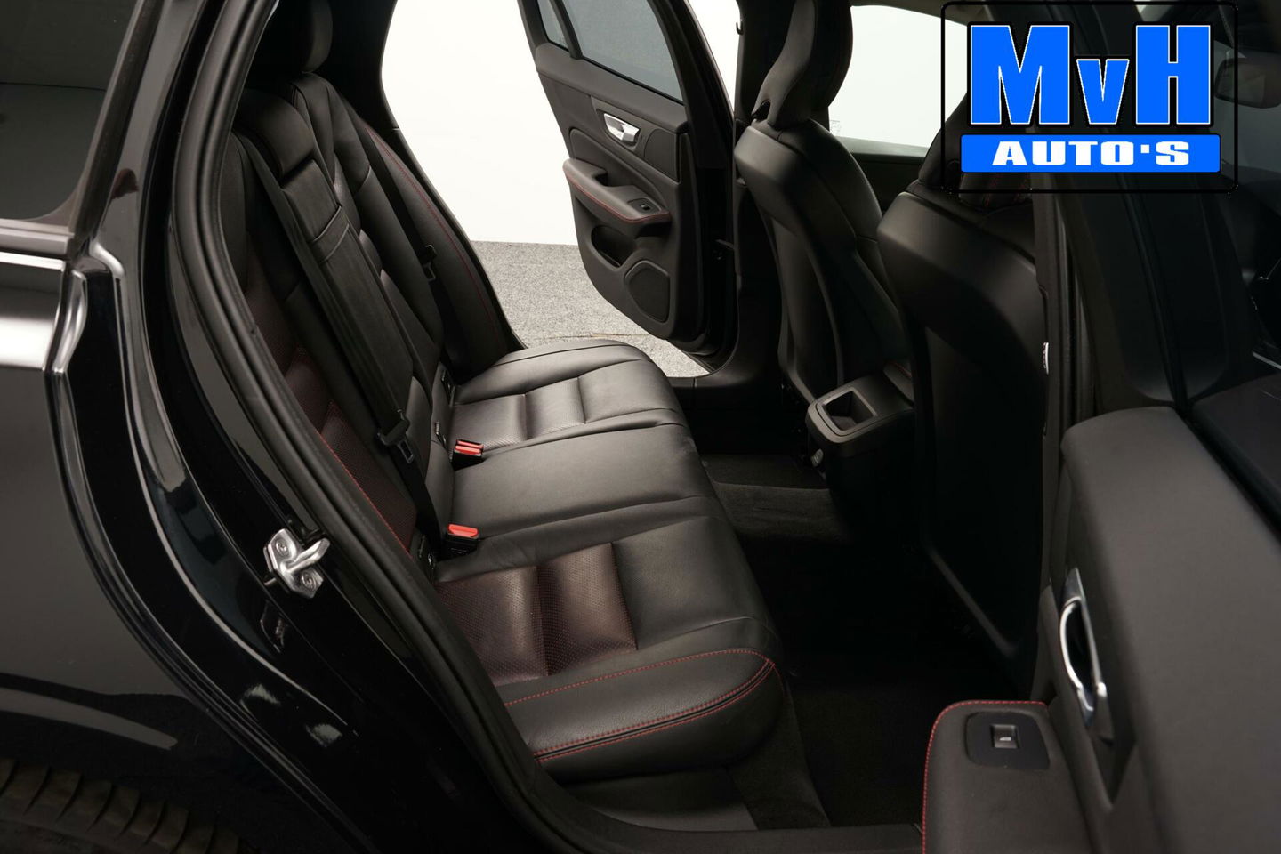 Volvo V60 2.0 B3 Momentum Advantage|STOEL/STUUR.VERW|LEER|NAP