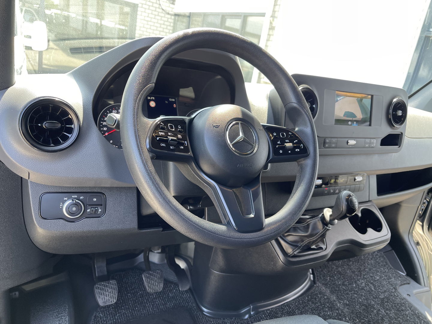 Mercedes-Benz Sprinter 516 2.2 CDI L2H2 dubbellucht / vaste prijs rijklaar € 26.950 ex btw / lease vanaf € 440 / euro 6 / bpm vrij / tegen een meerprijs kunnen wij een trekhaak 3500 kg monteren !