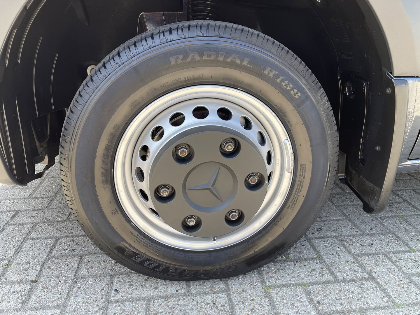 Mercedes-Benz Sprinter 516 2.2 CDI L2H2 dubbellucht / vaste prijs rijklaar € 26.950 ex btw / lease vanaf € 440 / euro 6 / bpm vrij / tegen een meerprijs kunnen wij een trekhaak 3500 kg monteren !