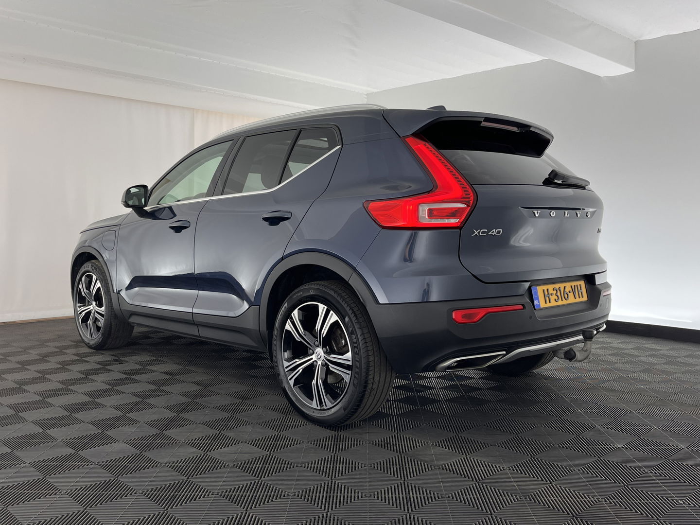 Volvo XC40 1.5 T5 Twin Engine Inscription (INCL-BTW) *PANO | LUXURY-LEATHER | FULL-LED | HARMAN/KARDON-AUDIO | DIGI-COCKPIT | HEATED-COMFORTSEATS | NAVI-FULLMAP | CARPLAY | TOWBAR | 19''ALU*
