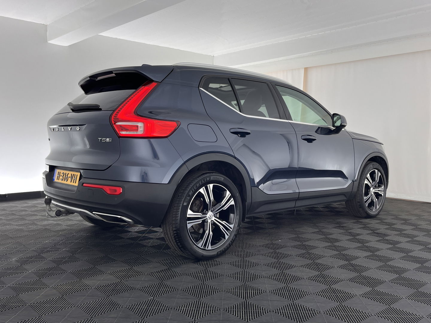 Volvo XC40 1.5 T5 Twin Engine Inscription (INCL-BTW) *PANO | LUXURY-LEATHER | FULL-LED | HARMAN/KARDON-AUDIO | DIGI-COCKPIT | HEATED-COMFORTSEATS | NAVI-FULLMAP | CARPLAY | TOWBAR | 19''ALU*