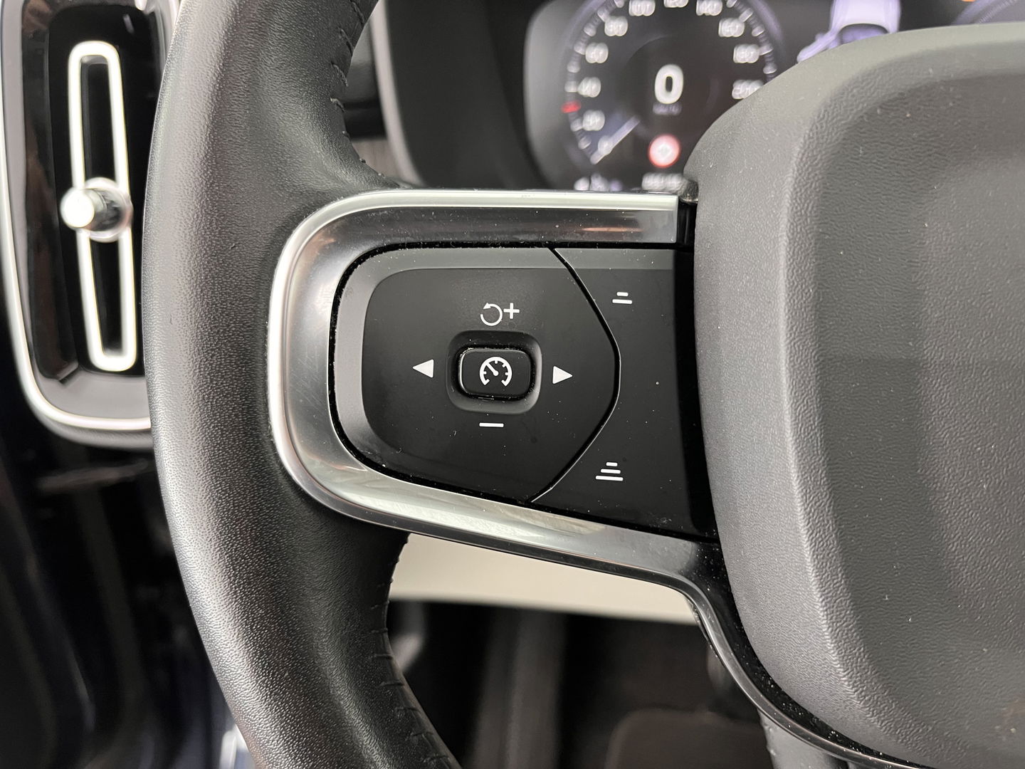 Volvo XC40 1.5 T5 Twin Engine Inscription (INCL-BTW) *PANO | LUXURY-LEATHER | FULL-LED | HARMAN/KARDON-AUDIO | DIGI-COCKPIT | HEATED-COMFORTSEATS | NAVI-FULLMAP | CARPLAY | TOWBAR | 19''ALU*