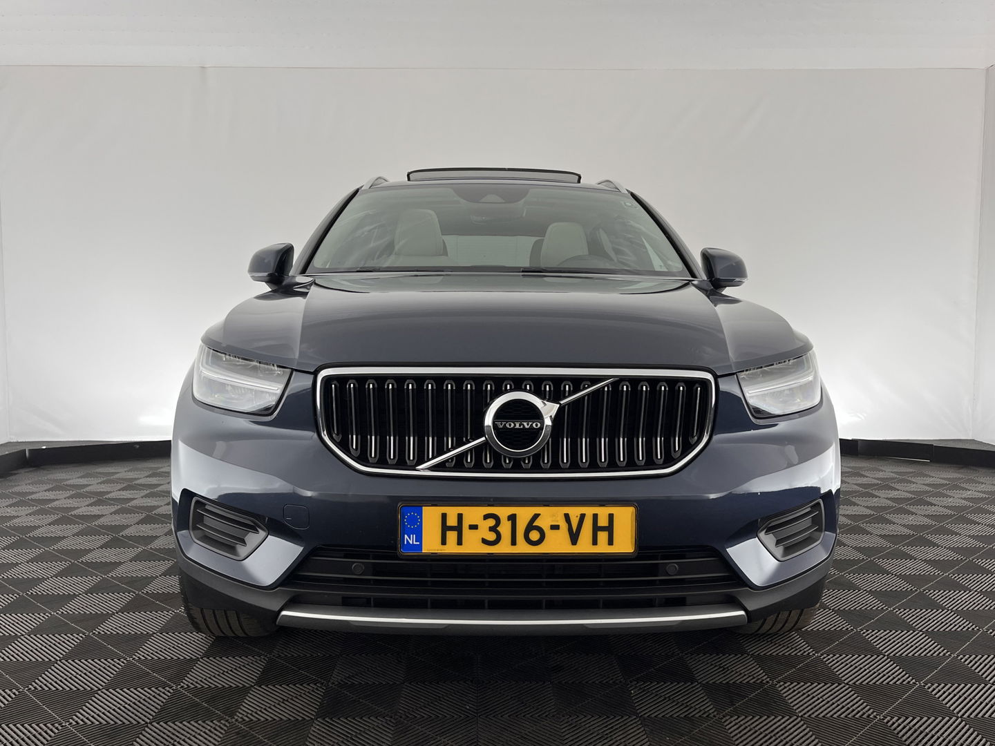 Volvo XC40 1.5 T5 Twin Engine Inscription (INCL-BTW) *PANO | LUXURY-LEATHER | FULL-LED | HARMAN/KARDON-AUDIO | DIGI-COCKPIT | HEATED-COMFORTSEATS | NAVI-FULLMAP | CARPLAY | TOWBAR | 19''ALU*