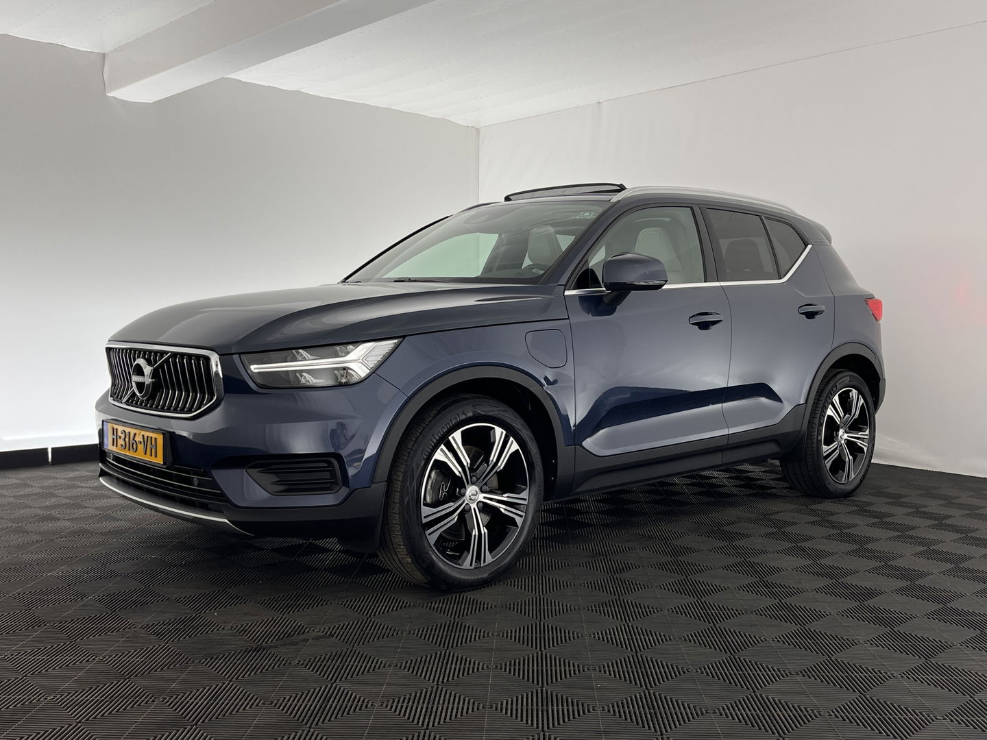 Volvo XC40 1.5 T5 Twin Engine Inscription (INCL-BTW) *PANO | LUXURY-LEATHER | FULL-LED | HARMAN/KARDON-AUDIO | DIGI-COCKPIT | HEATED-COMFORTSEATS | NAVI-FULLMAP | CARPLAY | TOWBAR | 19''ALU*