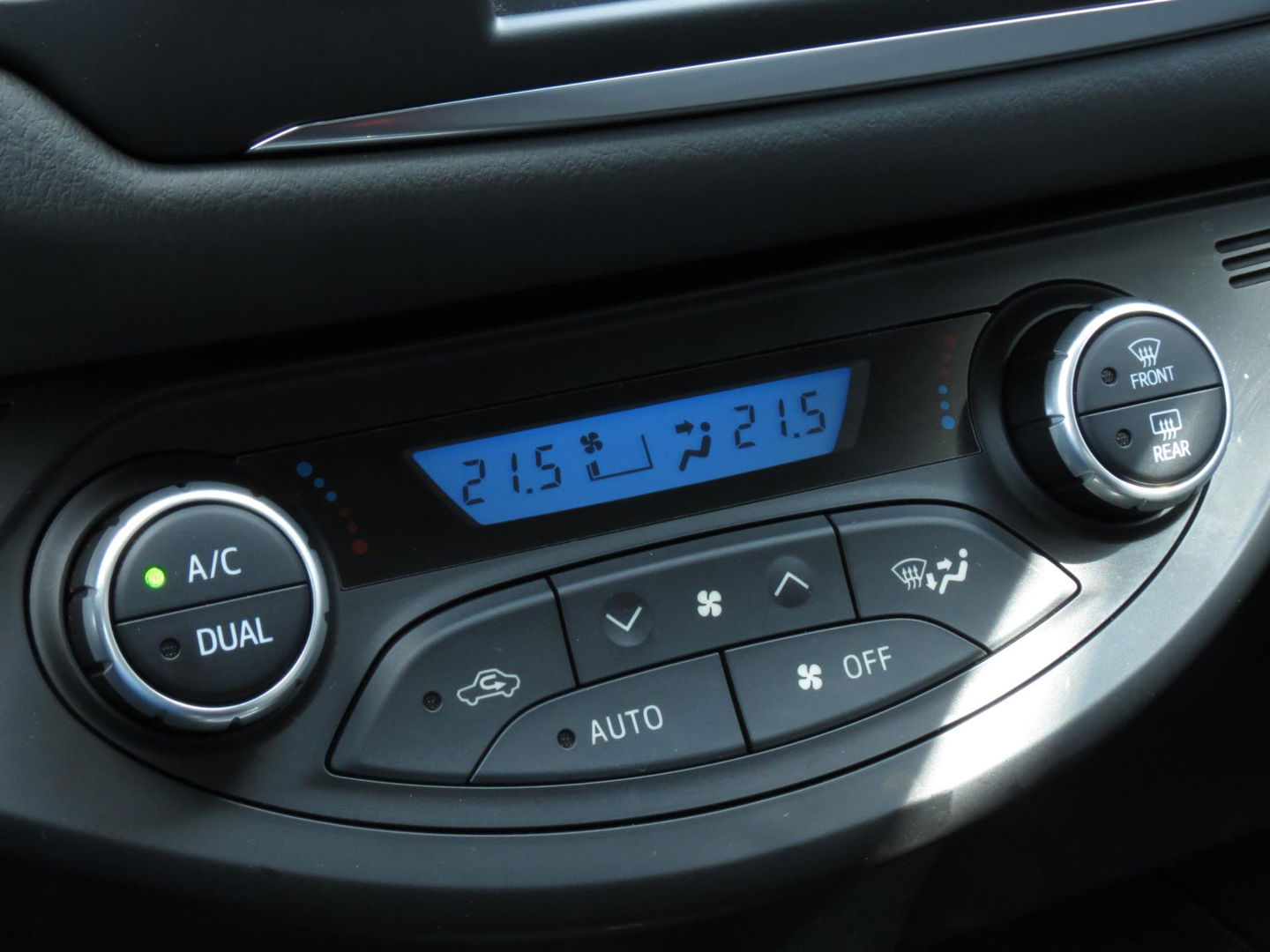 Toyota Yaris 1.5 Hybrid Dynamic | NAVI | ACHTERUITRIJCAMERA | KEYLESS ENTRY | CRUISE CONTROL | DEALER ONDERHOUDEN |