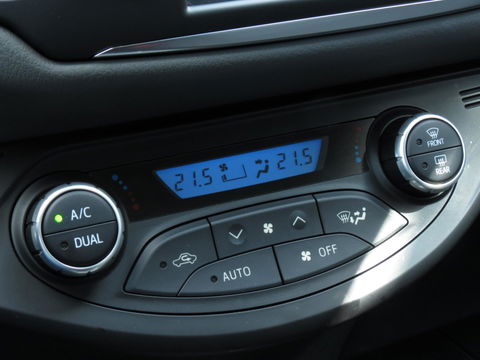 Toyota Yaris 1.5 Hybrid Dynamic | NAVI | ACHTERUITRIJCAMERA | KEYLESS ENTRY | CRUISE CONTROL | DEALER ONDERHOUDEN |