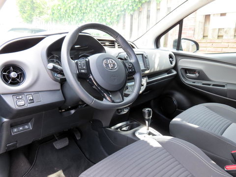 Toyota Yaris 1.5 Hybrid Dynamic | NAVI | ACHTERUITRIJCAMERA | KEYLESS ENTRY | CRUISE CONTROL | DEALER ONDERHOUDEN |