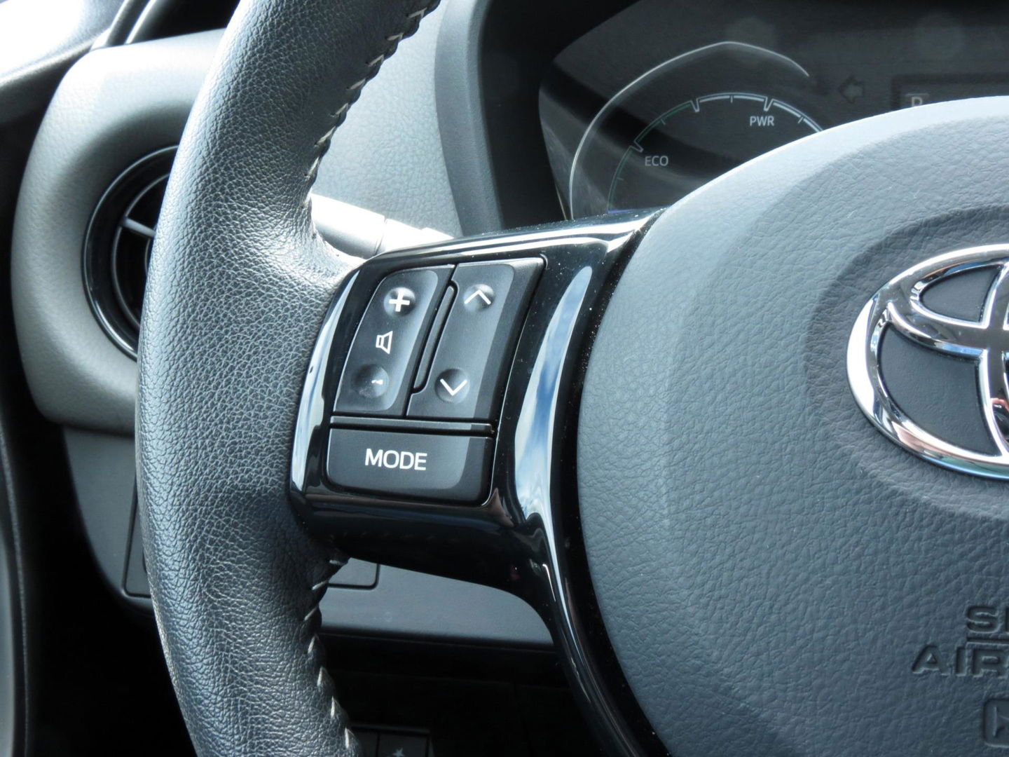 Toyota Yaris 1.5 Hybrid Dynamic | NAVI | ACHTERUITRIJCAMERA | KEYLESS ENTRY | CRUISE CONTROL | DEALER ONDERHOUDEN |