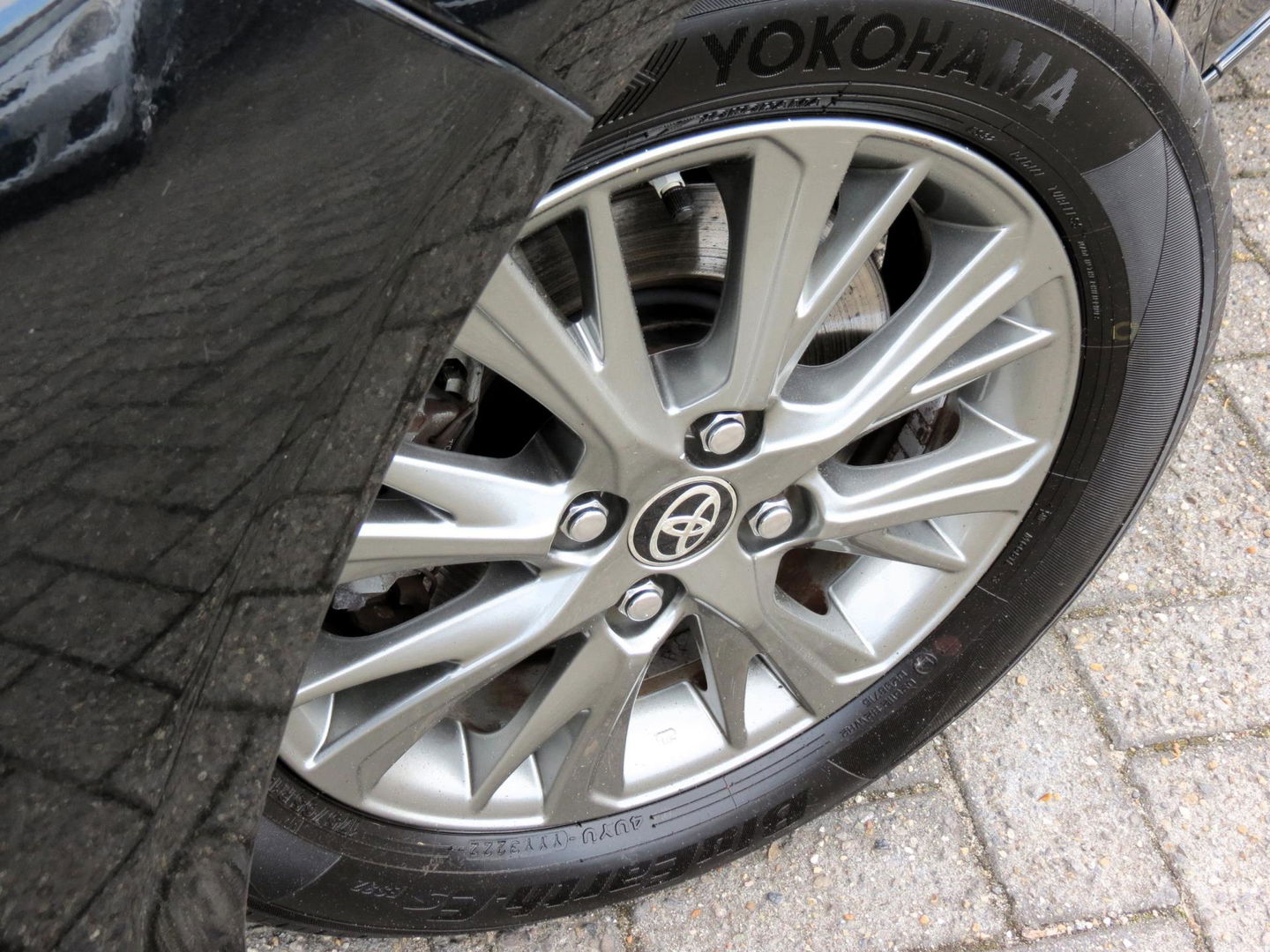 Toyota Yaris 1.5 Hybrid Dynamic | NAVI | ACHTERUITRIJCAMERA | KEYLESS ENTRY | CRUISE CONTROL | DEALER ONDERHOUDEN |