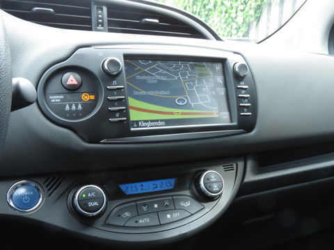 Toyota Yaris 1.5 Hybrid Dynamic | NAVI | ACHTERUITRIJCAMERA | KEYLESS ENTRY | CRUISE CONTROL | DEALER ONDERHOUDEN |