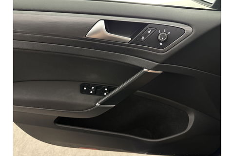 Volkswagen Golf 1.0 TSI Comfortline Clima Carplay Adaptive Cruise LED Navigatie PDC 16"LMV