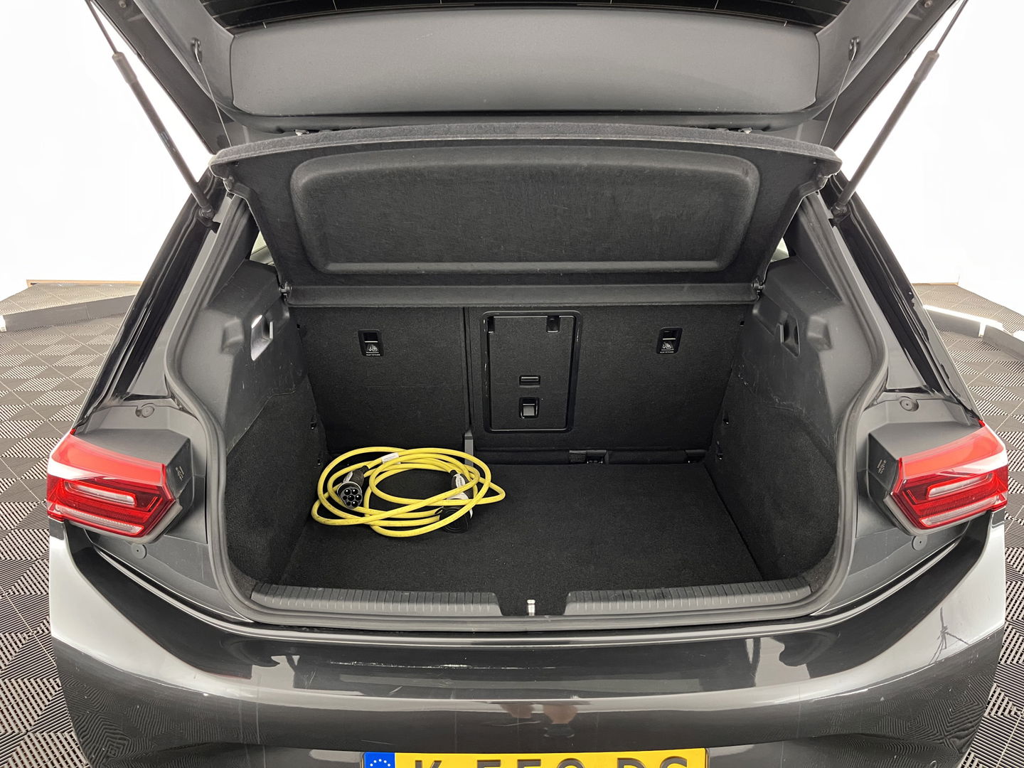 Volkswagen ID.3 First Plus 58 kWh [ 3-Fase ] (INCL.BTW) *FULL-LED | MATRIX-LED | DIGI-COCKPIT | NAVI-FULLMAP | AMBIENT-LIGHT | KEYLESS | CAMERA | COMFORT-SEATS | DAB+ | ECC | PDC | CRUISE | 19''ALU*