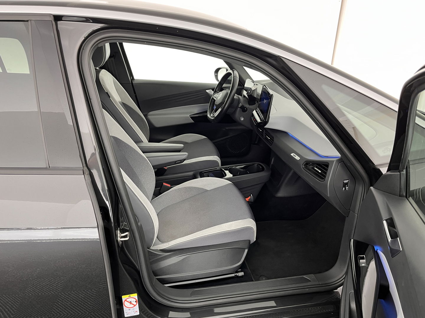Volkswagen ID.3 First Plus 58 kWh [ 3-Fase ] (INCL.BTW) *FULL-LED | MATRIX-LED | DIGI-COCKPIT | NAVI-FULLMAP | AMBIENT-LIGHT | KEYLESS | CAMERA | COMFORT-SEATS | DAB+ | ECC | PDC | CRUISE | 19''ALU*