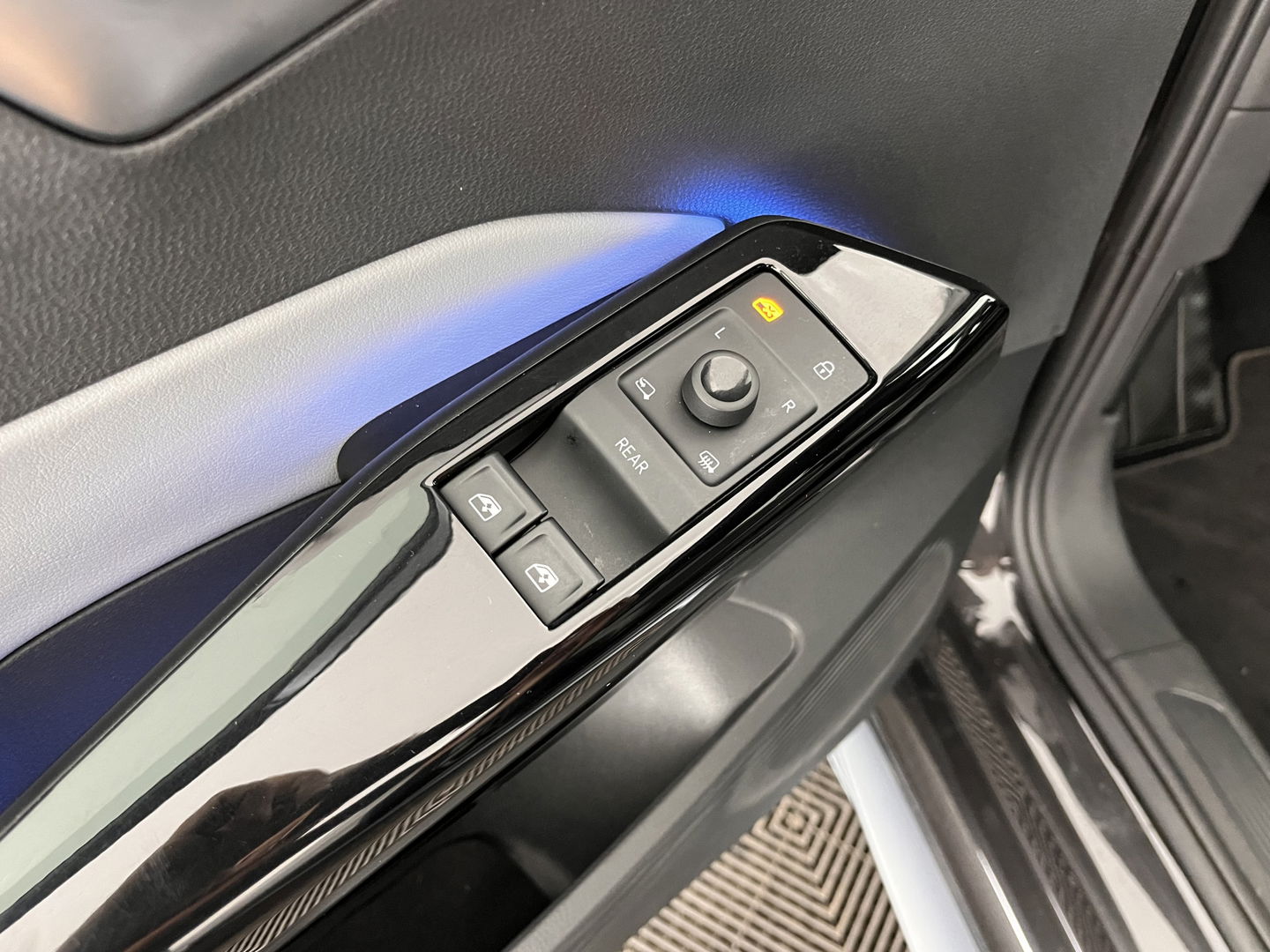 Volkswagen ID.3 First Plus 58 kWh [ 3-Fase ] (INCL.BTW) *FULL-LED | MATRIX-LED | DIGI-COCKPIT | NAVI-FULLMAP | AMBIENT-LIGHT | KEYLESS | CAMERA | COMFORT-SEATS | DAB+ | ECC | PDC | CRUISE | 19''ALU*