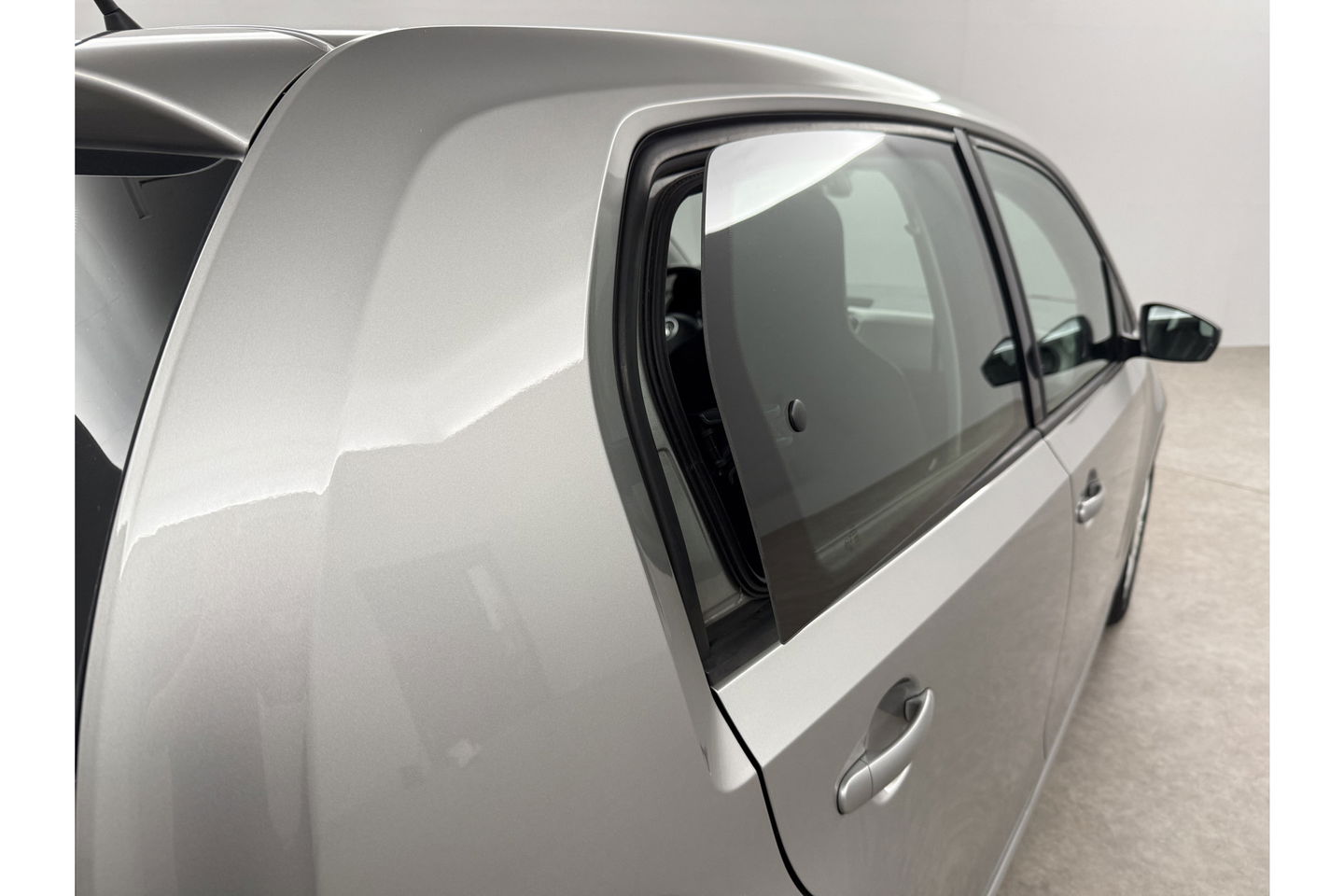 Volkswagen up! 1.0 BMT high up! Airco Cruise LED 15"LMV Parkeersensoren