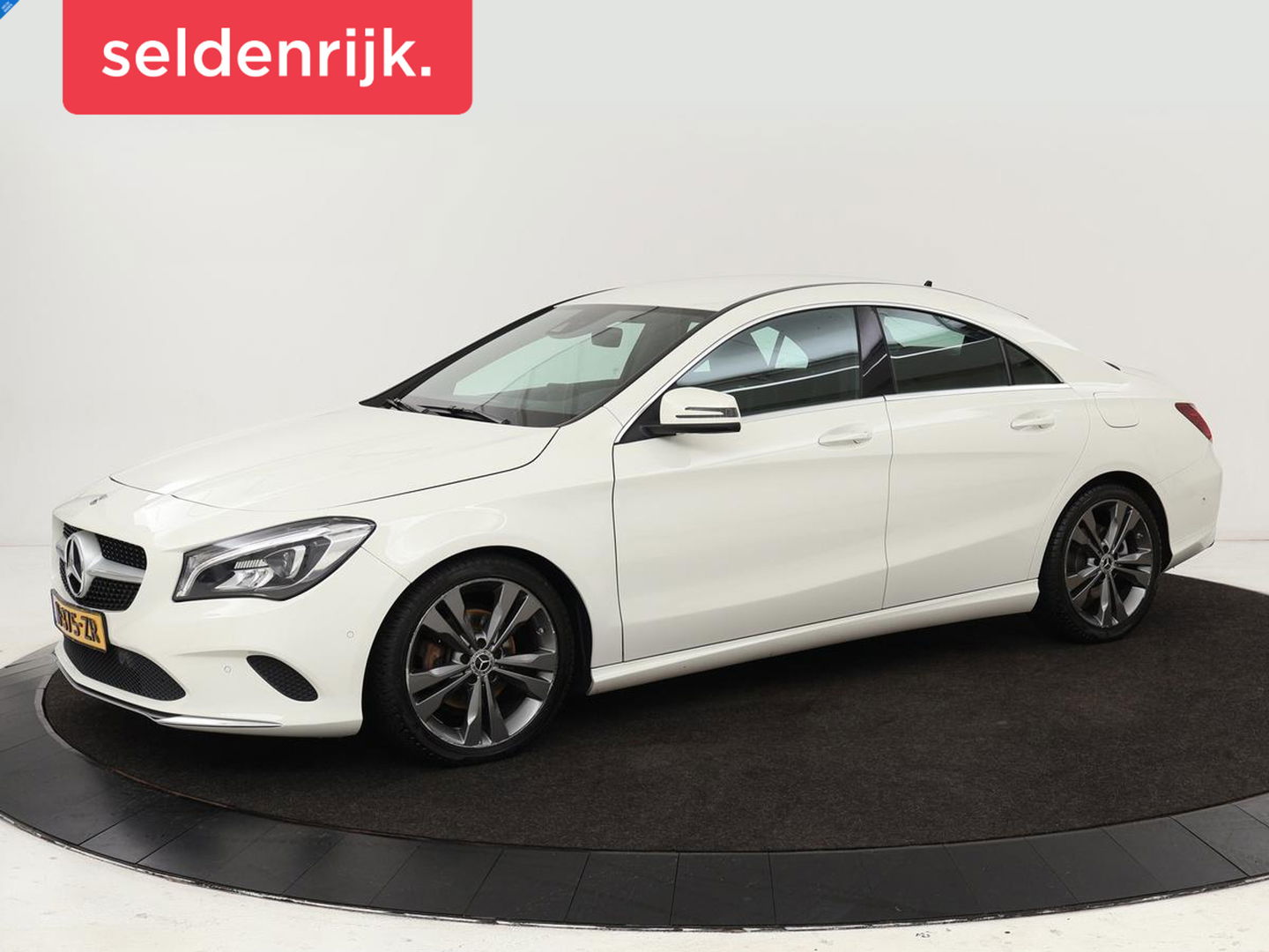 Mercedes-Benz CLA-Klasse 180 Urban | Stoelverwarming | Sportstoelen | Navigatie | Park Assist | Full LED | Half leder | Cruise control | Airco | Bluetooth