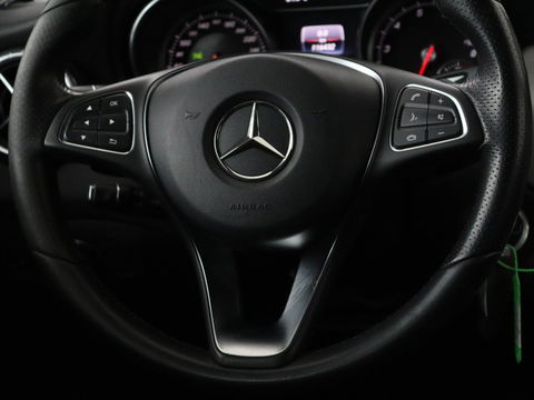 Mercedes-Benz CLA-Klasse 180 Urban | Stoelverwarming | Sportstoelen | Navigatie | Park Assist | Full LED | Half leder | Cruise control | Airco | Bluetooth