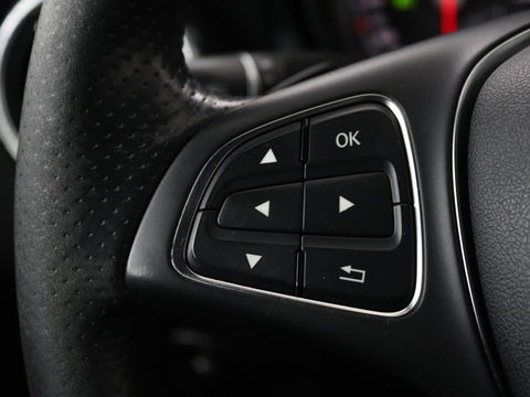 Mercedes-Benz CLA-Klasse 180 Urban | Stoelverwarming | Sportstoelen | Navigatie | Park Assist | Full LED | Half leder | Cruise control | Airco | Bluetooth