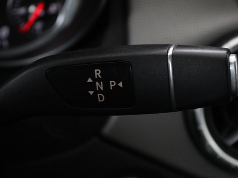 Mercedes-Benz CLA-Klasse 180 Urban | Stoelverwarming | Sportstoelen | Navigatie | Park Assist | Full LED | Half leder | Cruise control | Airco | Bluetooth