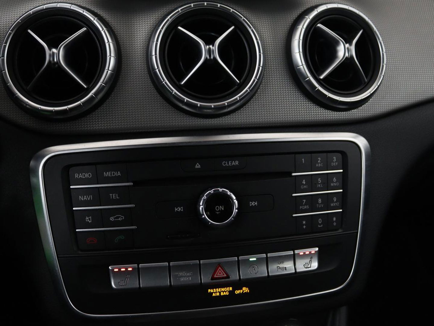 Mercedes-Benz CLA-Klasse 180 Urban | Stoelverwarming | Sportstoelen | Navigatie | Park Assist | Full LED | Half leder | Cruise control | Airco | Bluetooth