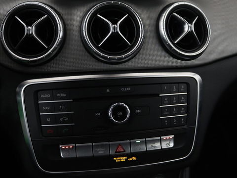 Mercedes-Benz CLA-Klasse 180 Urban | Stoelverwarming | Sportstoelen | Navigatie | Park Assist | Full LED | Half leder | Cruise control | Airco | Bluetooth
