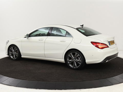 Mercedes-Benz CLA-Klasse 180 Urban | Stoelverwarming | Sportstoelen | Navigatie | Park Assist | Full LED | Half leder | Cruise control | Airco | Bluetooth