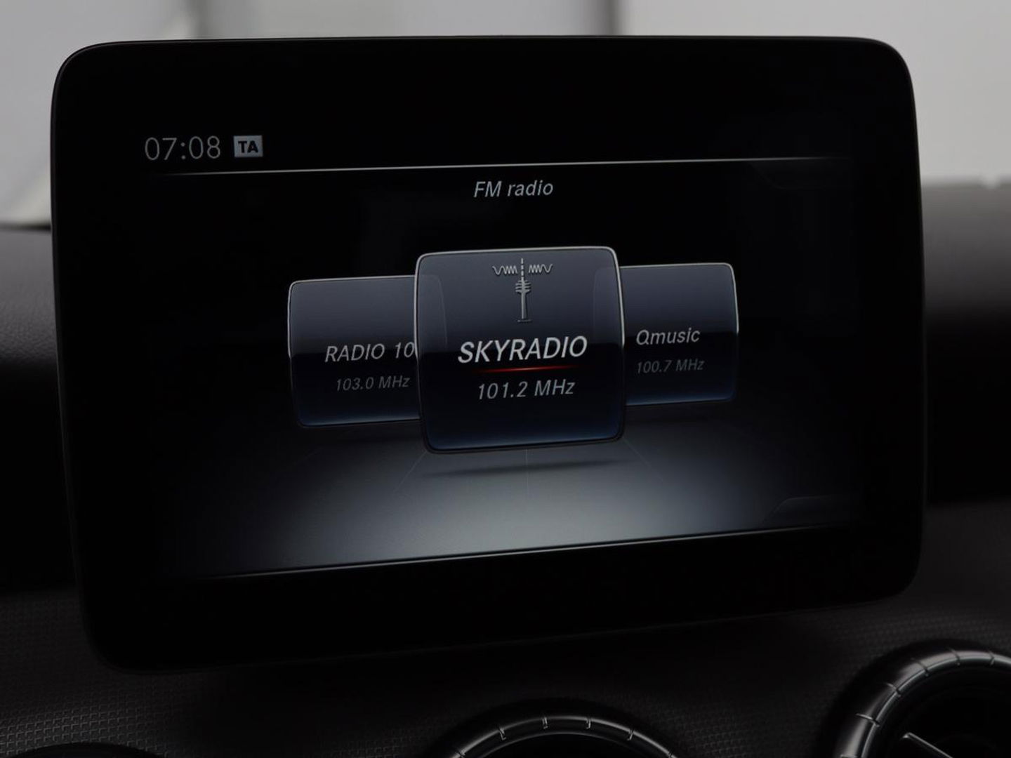 Mercedes-Benz CLA-Klasse 180 Urban | Stoelverwarming | Sportstoelen | Navigatie | Park Assist | Full LED | Half leder | Cruise control | Airco | Bluetooth