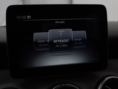 Mercedes-Benz CLA-Klasse 180 Urban | Stoelverwarming | Sportstoelen | Navigatie | Park Assist | Full LED | Half leder | Cruise control | Airco | Bluetooth