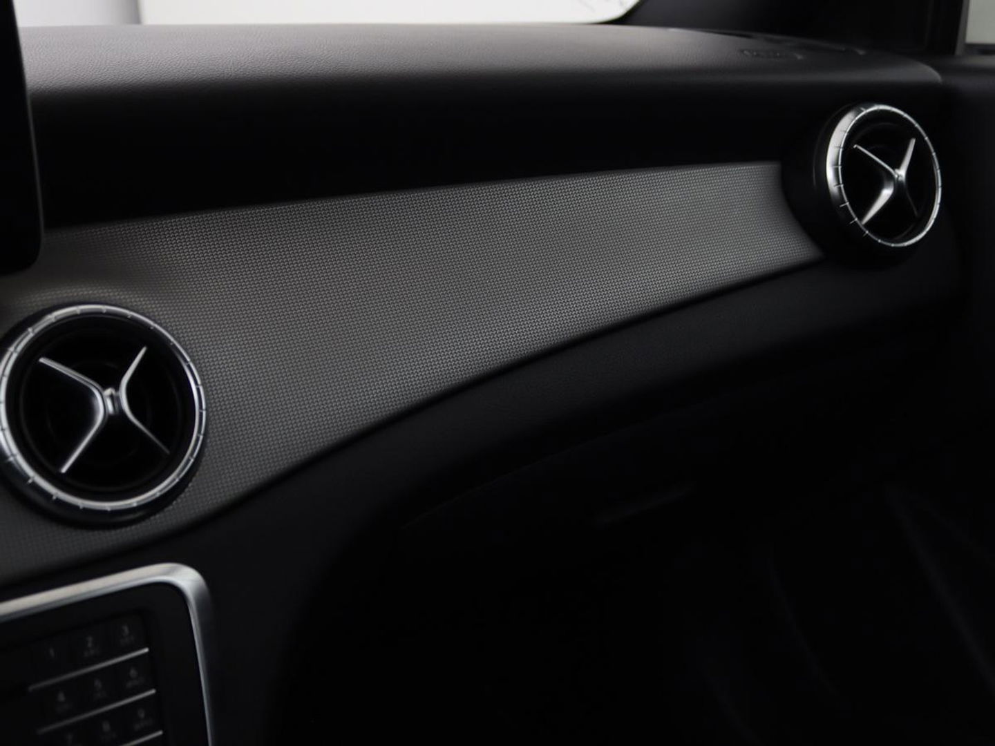 Mercedes-Benz CLA-Klasse 180 Urban | Stoelverwarming | Sportstoelen | Navigatie | Park Assist | Full LED | Half leder | Cruise control | Airco | Bluetooth