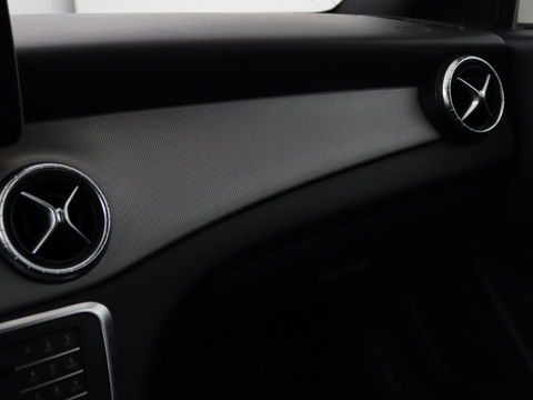 Mercedes-Benz CLA-Klasse 180 Urban | Stoelverwarming | Sportstoelen | Navigatie | Park Assist | Full LED | Half leder | Cruise control | Airco | Bluetooth