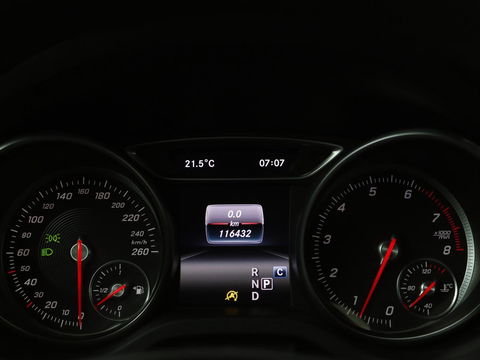 Mercedes-Benz CLA-Klasse 180 Urban | Stoelverwarming | Sportstoelen | Navigatie | Park Assist | Full LED | Half leder | Cruise control | Airco | Bluetooth